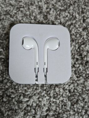 Apple Wired Earbuds Never Used